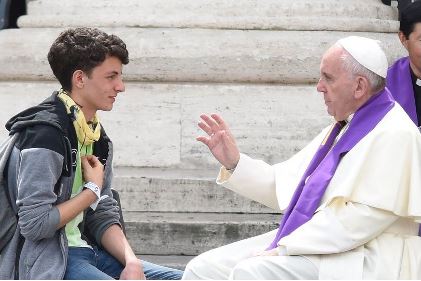 Papież Franciszek spowiada młodych na Placu św. Piotra